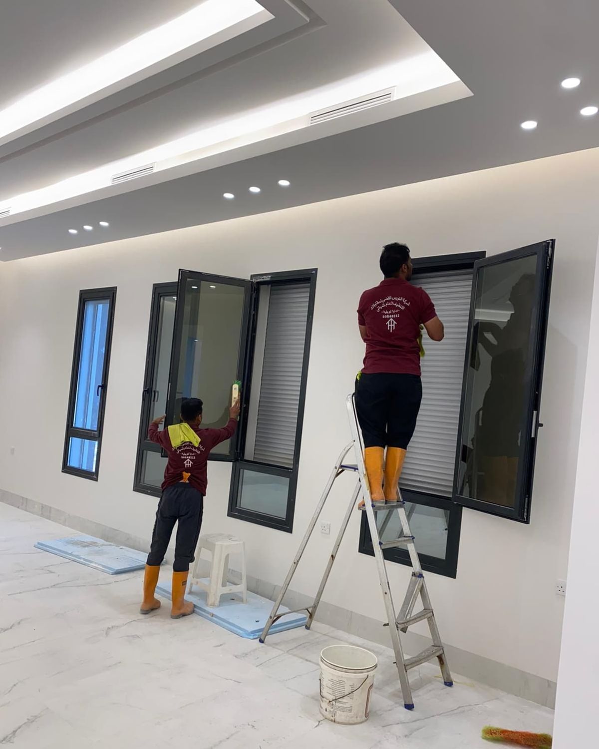 دليل خدمات تنظيف واجهات زجاج بجدة: الاحترافية، الأمان، واللمعان الفائق